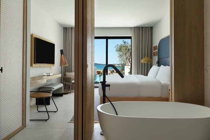 W Costa Navarino