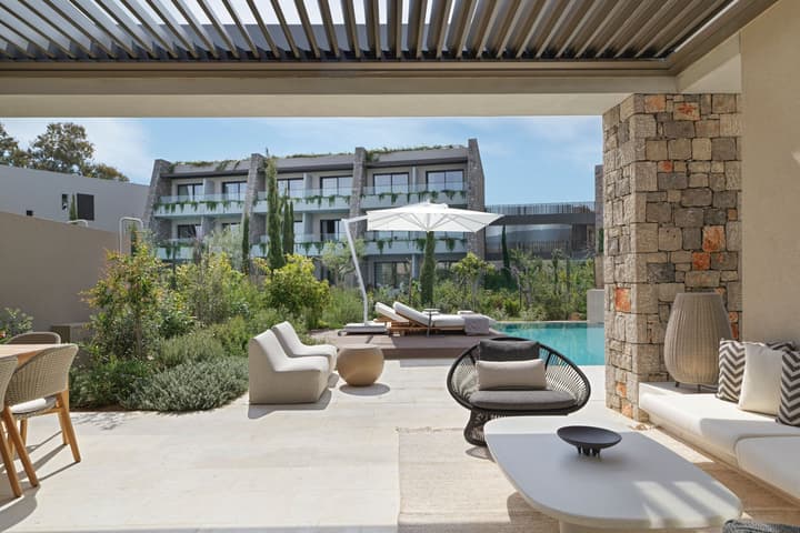 W Costa Navarino