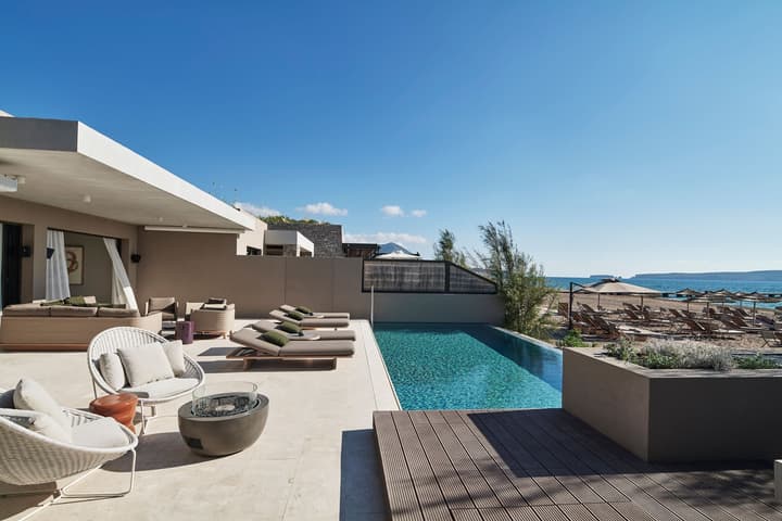 W Costa Navarino