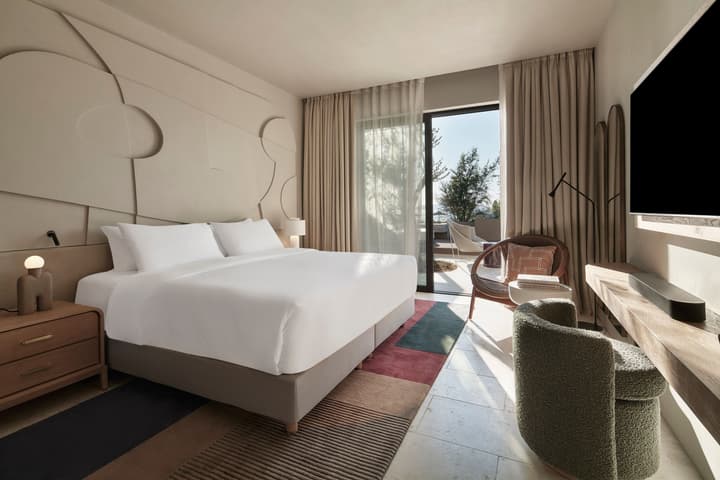 W Costa Navarino