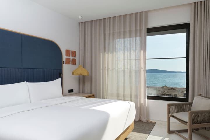 W Costa Navarino