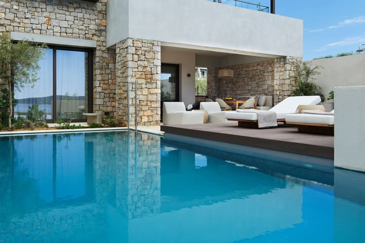 W Costa Navarino
