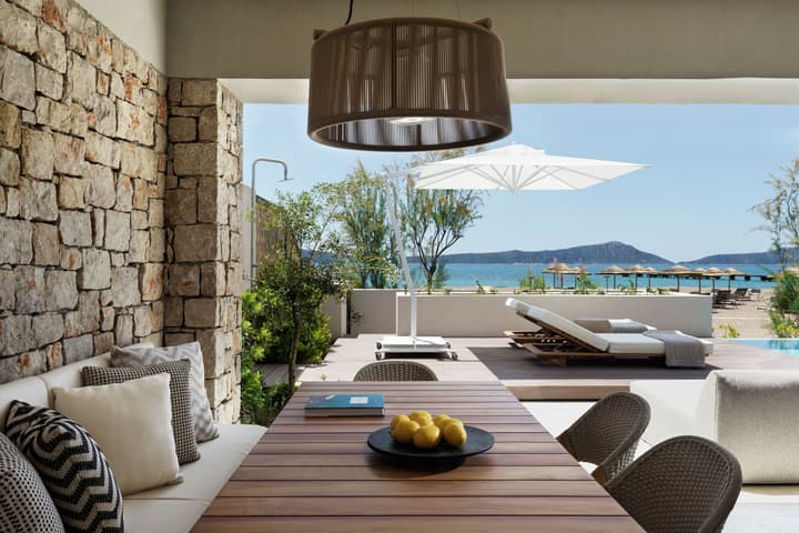 W Costa Navarino