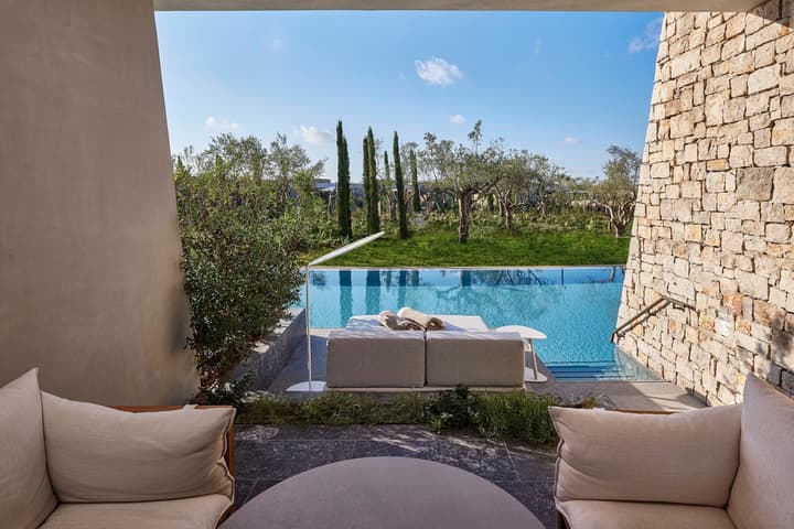 W Costa Navarino