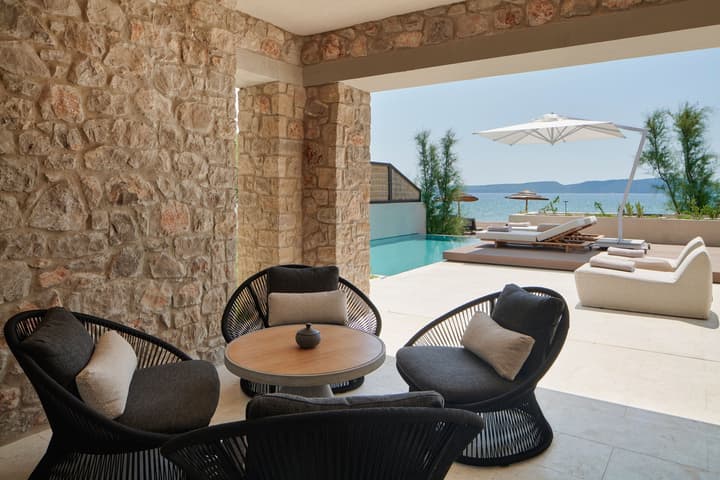 W Costa Navarino