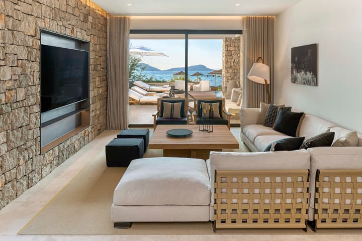 W Costa Navarino
