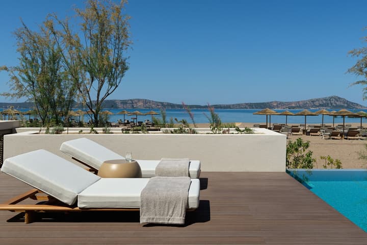 W Costa Navarino