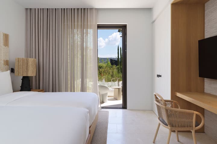 W Costa Navarino