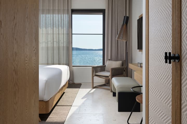W Costa Navarino