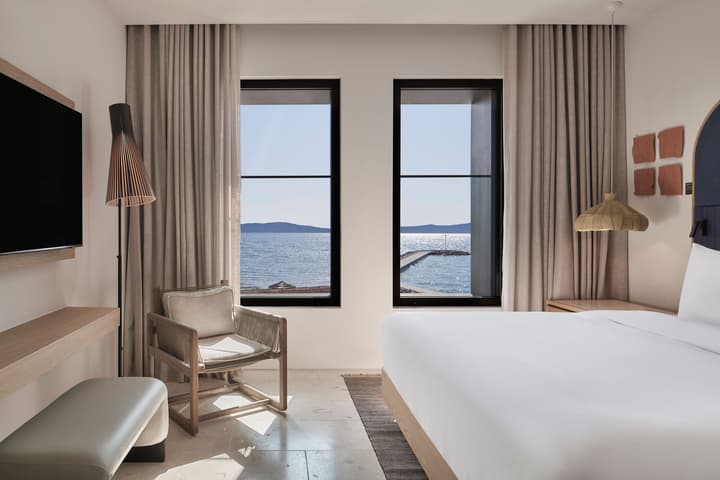W Costa Navarino