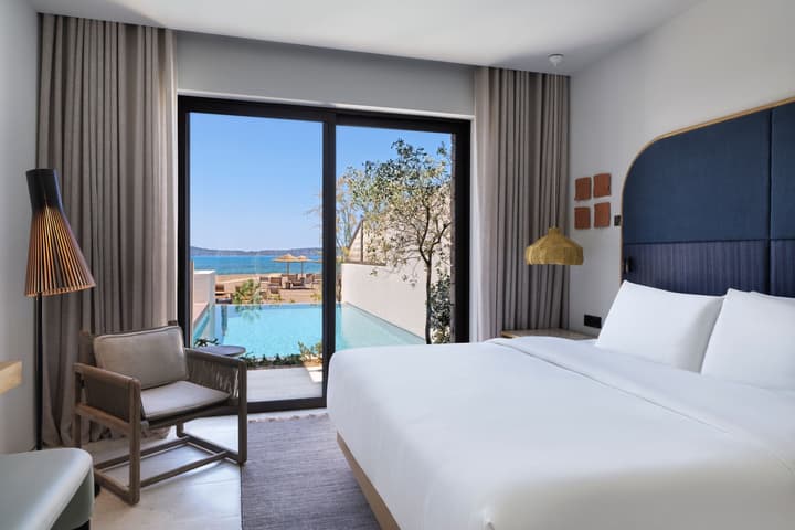 W Costa Navarino