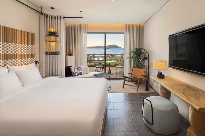 W Costa Navarino