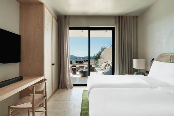 W Costa Navarino