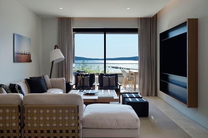 W Costa Navarino