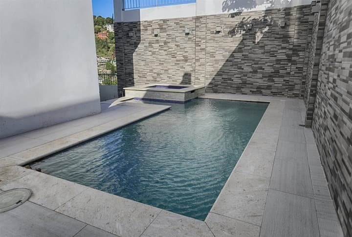 Glencoe Townhome With Loft Jacuzzi and Pool