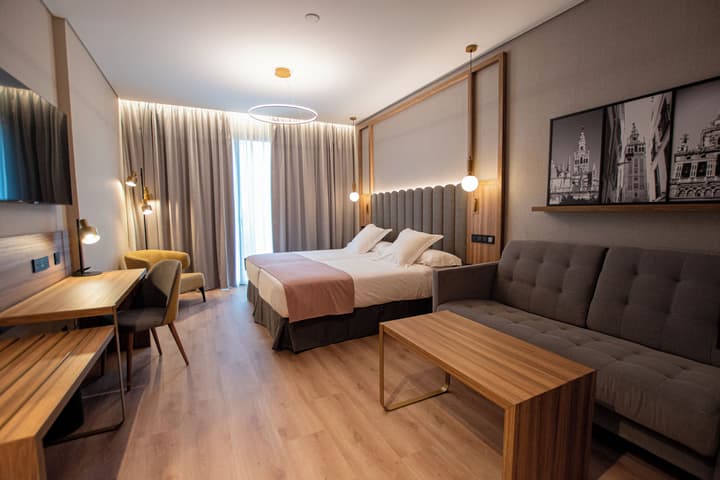 Hotel Giralda Center