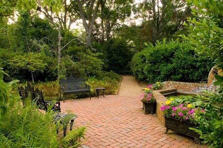 Monmouth Historic Inns and Gardens