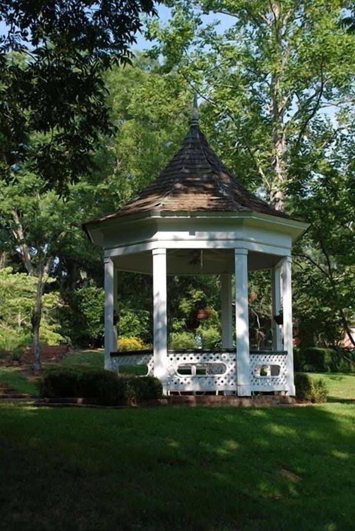 Monmouth Historic Inns and Gardens