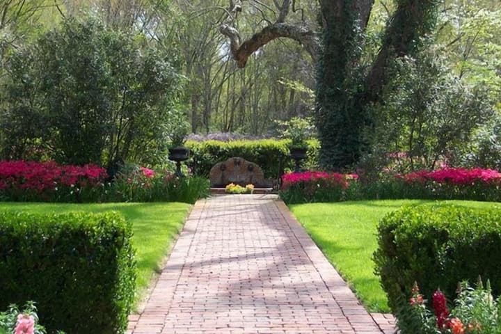 Monmouth Historic Inns and Gardens