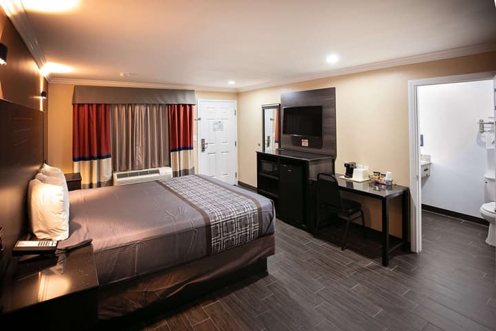 Rodeway Inn & Suites Bellflower
