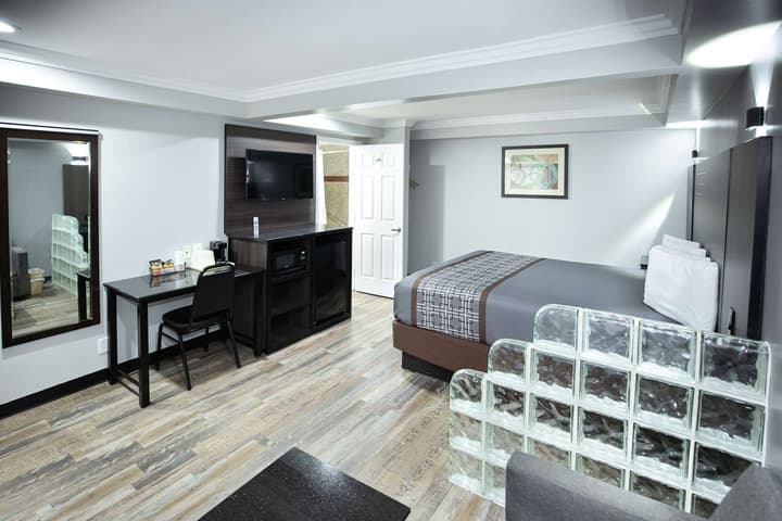 Rodeway Inn & Suites Bellflower