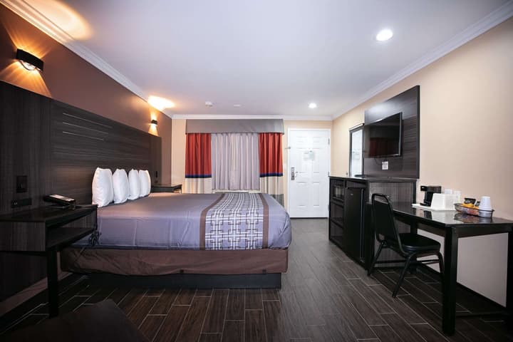 Rodeway Inn & Suites Bellflower