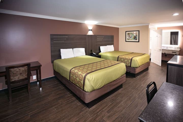 Rodeway Inn & Suites Bellflower