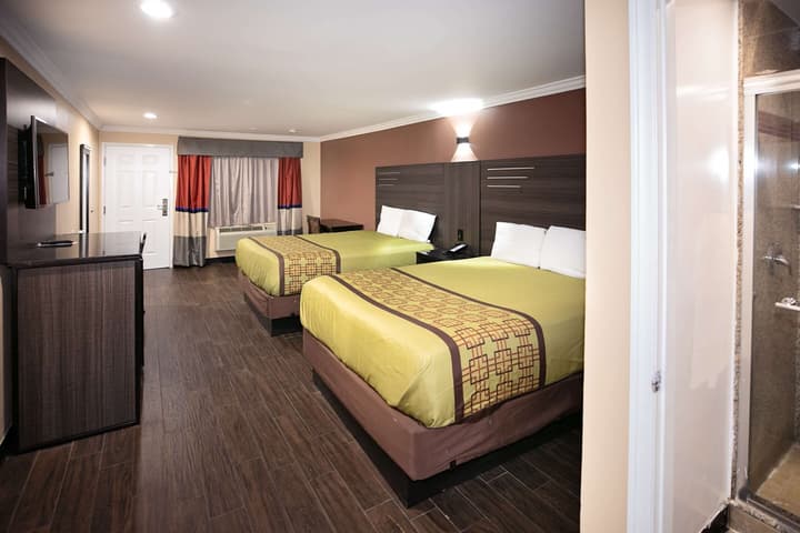 Rodeway Inn & Suites Bellflower