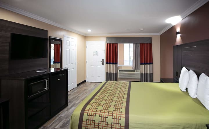 Rodeway Inn & Suites Bellflower