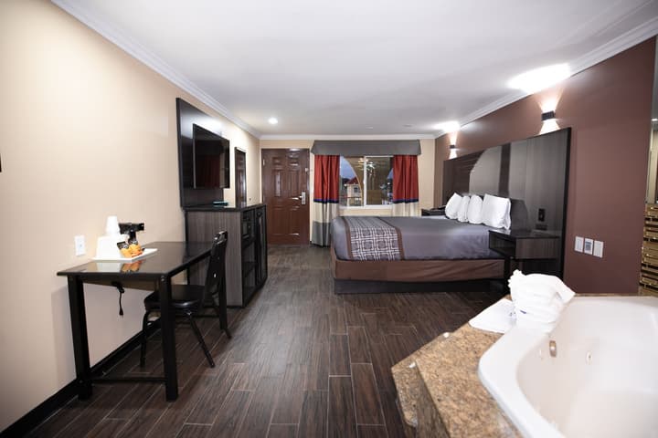 Rodeway Inn & Suites Bellflower