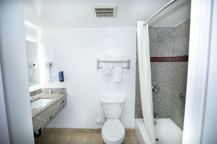 Rodeway Inn & Suites Bellflower