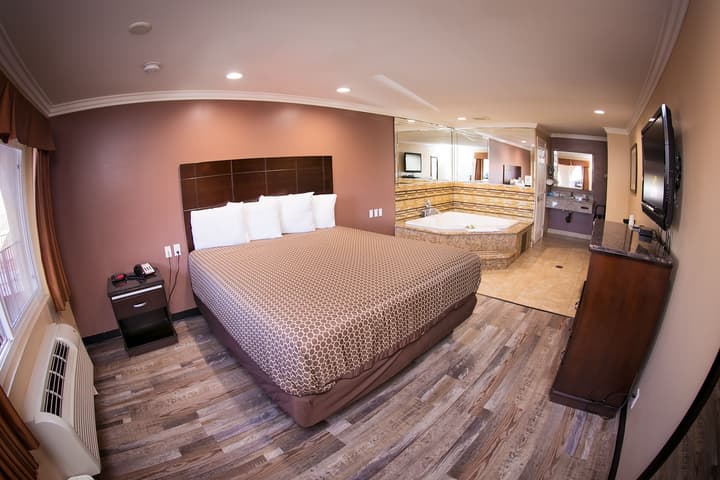 Rodeway Inn & Suites Bellflower