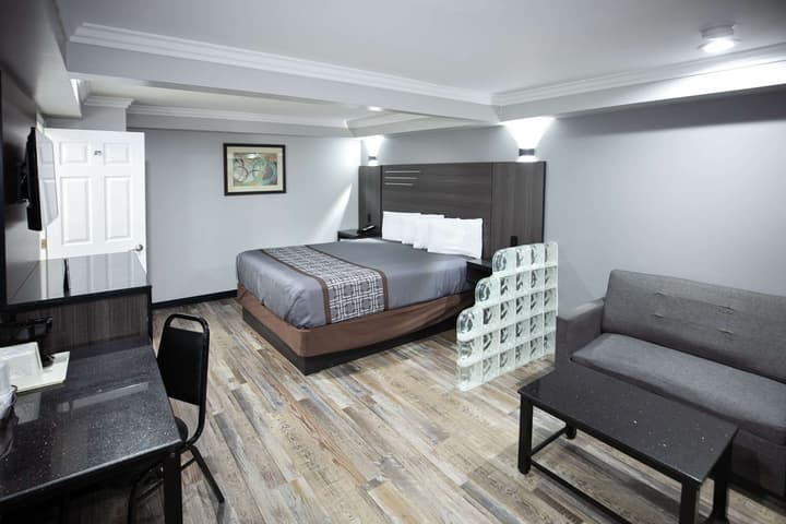 Rodeway Inn & Suites Bellflower
