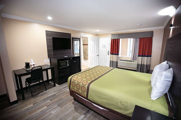 Rodeway Inn & Suites Bellflower