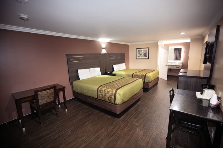 Rodeway Inn & Suites Bellflower