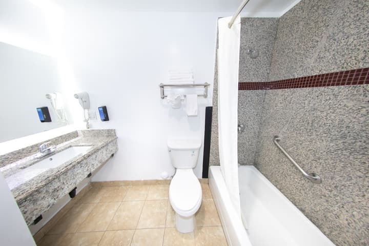 Rodeway Inn & Suites Bellflower