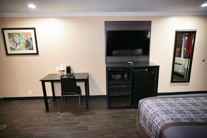 Rodeway Inn & Suites Bellflower