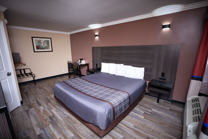 Rodeway Inn & Suites Bellflower