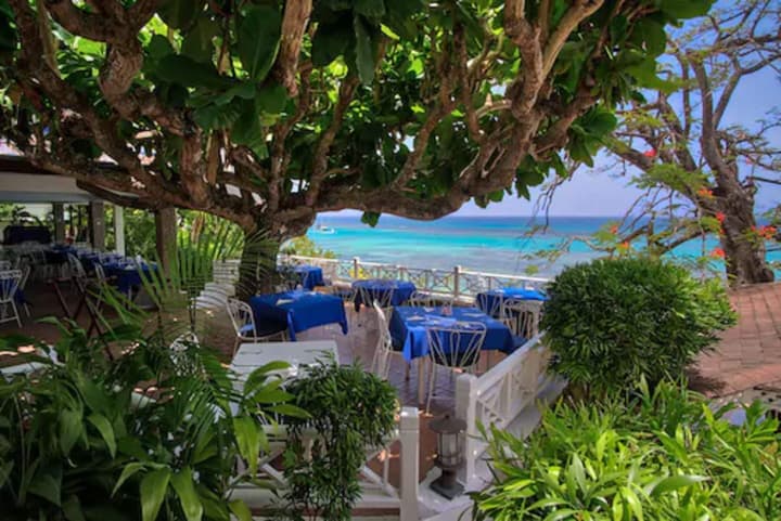 Hibiscus Lodge
