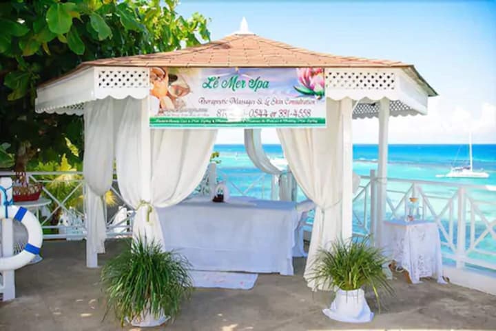 Hibiscus Lodge
