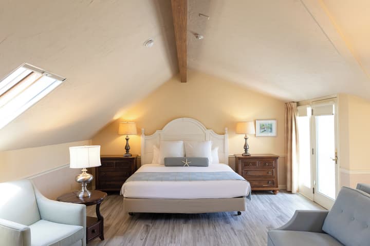 Anchor In Distinctive Waterfront Lodging