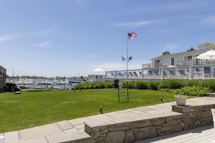Anchor In Distinctive Waterfront Lodging