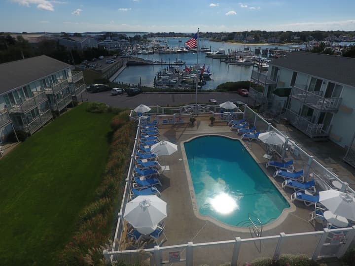 Anchor In Distinctive Waterfront Lodging