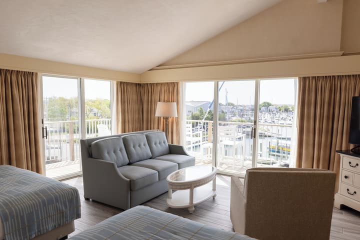 Anchor In Distinctive Waterfront Lodging