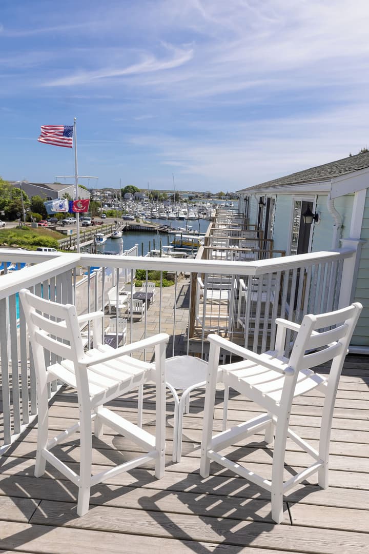 Anchor In Distinctive Waterfront Lodging