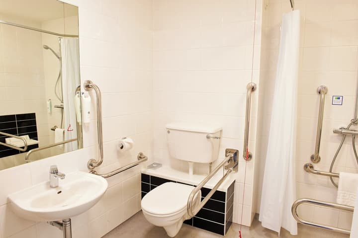 Holiday Inn Express Manchester Airport by IHG