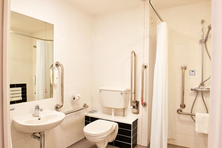 Holiday Inn Express Manchester Airport by IHG