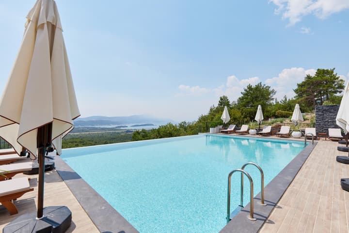 Bayview Hills Luxury Residences