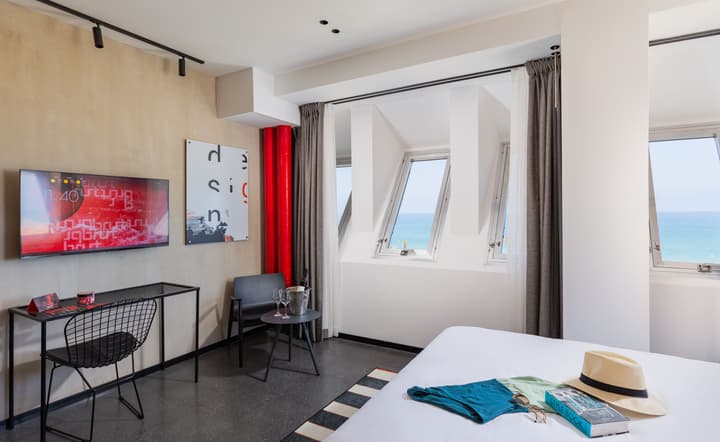 Brut Seafront Hotel By Sunday