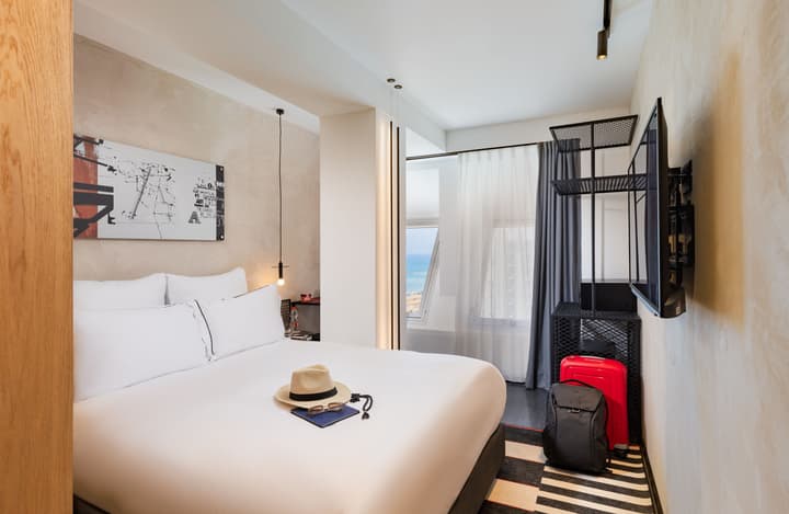 Brut Seafront Hotel By Sunday